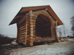 Exclusieve huizen gemaakt van gehouwen boomstammen.