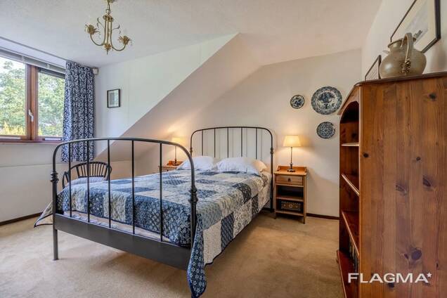 Ruime 5-Slaapkamer Twee-onder-een-kapwoning met Garage en Tuin in Voorschoten