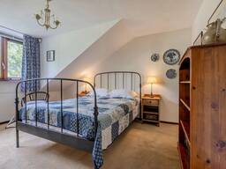 Ruime 5-Slaapkamer Twee-onder-een-kapwoning met Garage en Tuin in Voorschoten